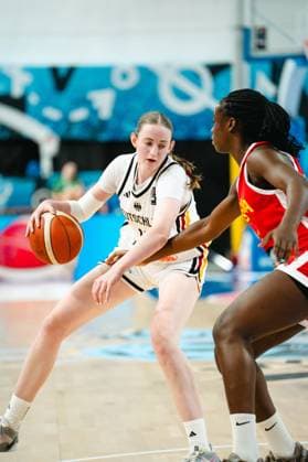 RECORD DATE NOT STATED Eine Spielerin des Deutschland treibt den Ball im Eins-gegen-eins gegen eine Verteidigerin von Espana. Die Szene findet in der Starez Arena Vodova in Brno statt. Deutschland-Spielerin im Dribbling-Duell gegen Espana in Brno *** A German player drives the ball in a one-on-one situation against a Spanish defender. The scene takes place at the Starez Arena Vodova in Brno. A German player in a dribbling duel against Spain in Brno Copyright: xJoelxKruehlerx