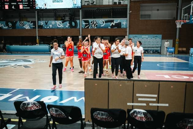 RECORD DATE NOT STATED Das spanische Team läuft nach Spielende applaudierend über das Parkett der Starez Arena Vodova in Brno. Spielerinnen und Betreuerinnen feiern gemeinsam den Abschluss des vierten Viertels. Espana feiert nach dem Spiel beim U17, U 17 Women s Basketball World Cup in Brno *** After the game, the Spanish team walks across the court at Starez Arena Vodova in Brno, applauding. Players and coaches celebrate the end of the fourth quarter together. Spain celebrates after the game at the U17 Women’s Basketball World Cup in Brno Copyright: xJoelxKruehlerx
