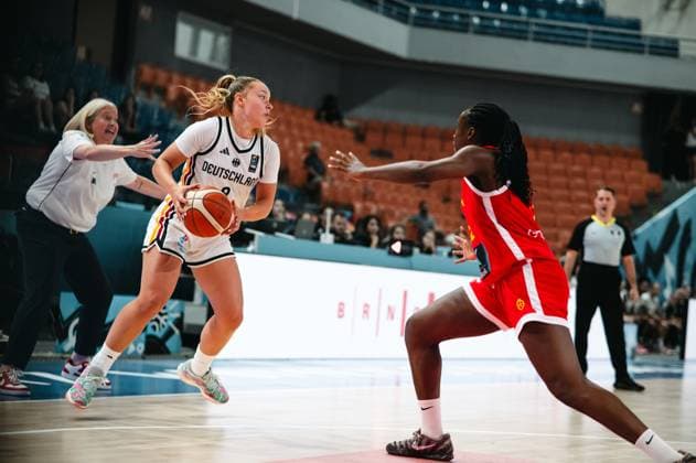 RECORD DATE NOT STATED Eine Spielerin des Deutschland treibt den Ball in der Starez Arena Vodova in Brno und wird von einer Verteidigerin Espanas unter Druck gesetzt. Im Hintergrund ist eine Offiziell am Spielfeldrand zu sehen. Deutschland-Spielerin im Eins-gegen-Eins gegen Espana beim Deutschland *** A German player drives the ball down the court at the Starez Arena Vodova in Brno and is pressured by a Spanish defender. In the background, an official can be seen on the sidelines. A German player in a one-on-one situation against Spain during the Germany game. Copyright: xJoelxKruehlerx