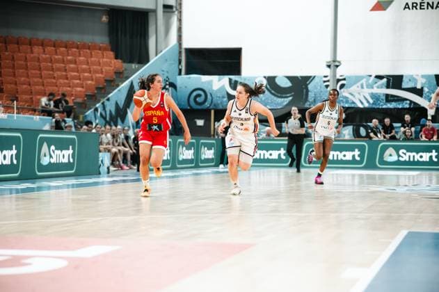 RECORD DATE NOT STATED Isabel Hernandez ( 5; Espana) treibt den Ball im Fastbreak voran, während Linda Thimm ( 5; Deutschland) und Moescha Feunou Bakam ( 6; Deutschland) die Verfolgung aufnehmen. Die Szene findet in der Starez Arena Vodova in Brno statt. Isabel Hernandez ( 5; Espana) im Fastbreak gegen Deutschland *** Isabel Hernandez 5 of Spain drives the ball up the court on a fast break, while Linda Thimm 5 of Germany and Moescha Feunou Bakam 6 of Germany give chase. The scene takes place at the Starez Arena Vodova in Brno. Isabel Hernandez 5 of Spain on a fast break against Germany Copyright: xJoelxKruehlerx