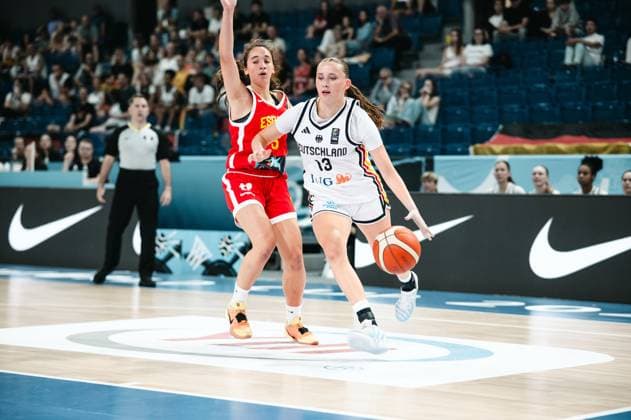 RECORD DATE NOT STATED Mia Wiegand ( 13; Deutschland) treibt den Ball am Korb vorbei und wird von einer Spielerin von Espana gedrängt. Im Hintergrund verfolgen Zuschauer das Spiel in der Starez Arena Vodova in Brno. Mia Wiegand ( 13; Deutschland) im Dribbling gegen Espana *** Mia Wiegand (No. 13, Germany) drives the ball past the basket and is jostled by a player from Spain. In the background, spectators watch the game at the Starez Arena Vodova in Brno. Mia Wiegand (No. 13, Germany) dribbles against Spain. Copyright: xJoelxKruehlerx