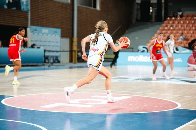 RECORD DATE NOT STATED Leonie Pfanzelt ( 3; Deutschland) läuft mit dem Ball in der Hand durch das Mittelfeld der Starez Arena in Brno. Spielerinnen von Espana verfolgen die Aktion im Hintergrund. Leonie Pfanzelt ( 3; Deutschland) im Angriffslauf *** Leonie Pfanzelt 3 Germany runs through the midfield of the Starez Arena in Brno with the ball in her hands. Players from Spain watch the action in the background. Leonie Pfanzelt 3 Germany on the attack Copyright: xJoelxKruehlerx