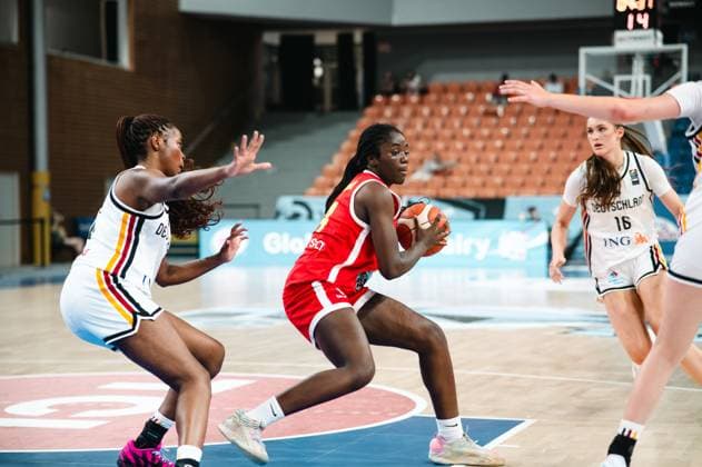 RECORD DATE NOT STATED Eine Spielerin Espanas behauptet den Ball unter Druck zweier Spielerinnen von Deutschland in der Starez Arena Vodova in Brno. Die Szene zeigt einen intensiven Zweikampf im Mittelfeld des Basketballfeldes. Espana-Spielerin im Zweikampf gegen Deutschland in Brno *** A player from Spain holds onto the ball under pressure from two German players at the Starez Arena Vodova in Brno. The scene shows an intense battle for the ball in the middle of the basketball court. A Spanish player battles for the ball against Germany in Brno. Copyright: xJoelxKruehlerx