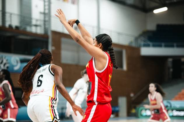 RECORD DATE NOT STATED Moescha Feunou Bakam ( 6; Deutschland) verteidigt gegen eine Spielerin von Espana, die mit erhobenen Armen zum Wurf ansetzt. Die Szene findet in der Starez Arena Vodova in Brno statt. Moescha Feunou Bakam ( 6; Deutschland) im Zweikampf gegen Espana *** Moescha Feunou Bakam 6 (Germany) defends against a player from Spain who is preparing to shoot with her arms raised. The scene takes place at the Starez Arena Vodova in Brno. Moescha Feunou Bakam 6 (Germany) in a one-on-one matchup against Spain Copyright: xJoelxKruehlerx