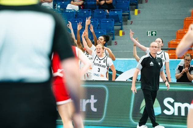 RECORD DATE NOT STATED Leonie Pfanzelt ( 3; Deutschland) reckt mit erhobenen Armen die Hände in die Höhe, während Mitspielerinnen und ein Trainer an der Seitenlinie mitfeiern. Im Vordergrund ist ein Schiedsrichter angeschnitten, im Hintergrund eine Spielerin von Espana. Leonie Pfanzelt ( 3; Deutschland) und Bank jubeln lautstark *** Leonie Pfanzelt 3 (Germany) raises her arms high in the air, while her teammates and a coach celebrate with her on the sideline. A referee is visible in the foreground, and in the background, a player from Espana, Leonie Pfanzelt 3 (Germany), and the bench cheer loudly. Copyright: xJoelxKruehlerx