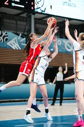 RECORD DATE NOT STATED Mia Wiegand ( 13; Deutschland) kämpft in der Luft um den Ball gegen eine Spielerin von Espana beim FIBA U17, U 17 Women s World Cup in der Starez Arena Vodova in Brno. Eine weitere deutsche Spielerin versucht rechts im Bild den Angriff zu blocken. Mia Wiegand ( 13; Deutschland) im Zweikampf gegen Espana *** Mia Wiegand, No. 13, of Germany battles for the ball in the air against a player from Spain at the FIBA U17 Women’s World Cup at Starez Arena Vodova in Brno. Another German player, on the right side of the picture, tries to block the shot. Mia Wiegand, No. 13, of Germany in a one-on-one battle against Spain Copyright: xJoelxKruehlerx