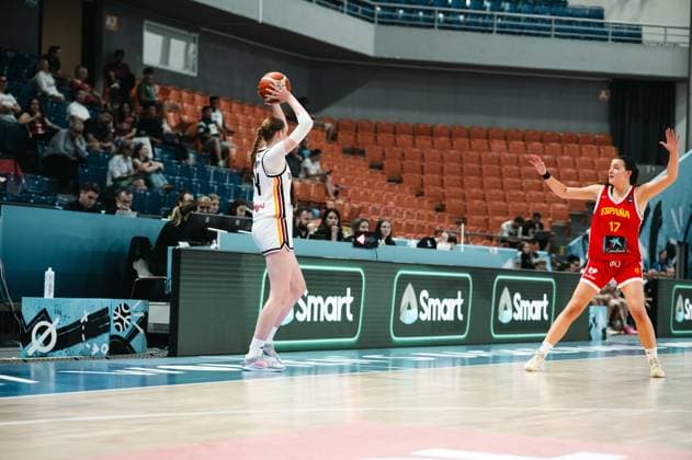 RECORD DATE NOT STATED Eine Spielerin von Deutschland führt einen Wurfversuch mit dem Basketball aus, während Sandra Davila ( 17; Espana) die Abwehr übernimmt. Die Szene findet in der Starez Arena Vodova in Brno statt. Sandra Davila ( 17; Espana) verteidigt gegen Deutschland beim Wurfversuch *** A player from Germany attempts a shot with the basketball, while Sandra Davila 17 Espana takes over on defense. The scene takes place at the Starez Arena Vodova in Brno. Sandra Davila 17 Espana defends against Germany as she attempts a shot. Copyright: xJoelxKruehlerx