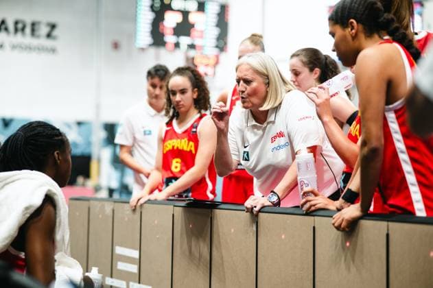 RECORD DATE NOT STATED Die Trainerin von Espana gestikuliert konzentriert während einer Auszeit und gibt ihren Spielerinnen taktische Anweisungen. Mehrere Spielerinnen in roten Trikots hören aufmerksam zu, darunter Carla Cherry ( 6; Espana). Espana-Trainerin gibt taktische Anweisungen beim Deutschland *** The Espana coach gestures intently during a timeout and gives her players tactical instructions. Several players in red jerseys listen attentively, including Carla Cherry 6. Espana coach gives tactical instructions during the game against Germany. Copyright: xJoelxKruehlerx