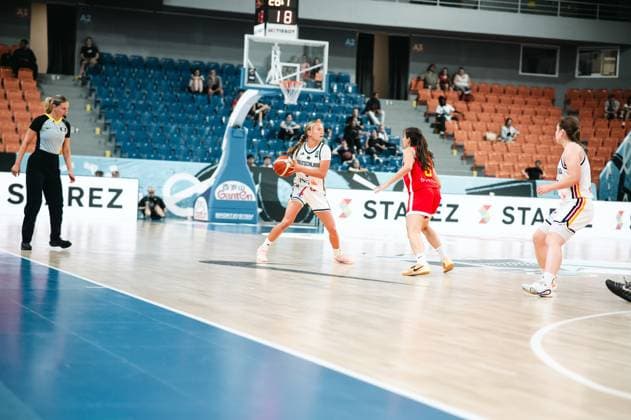 RECORD DATE NOT STATED Eine Spielerin von Deutschland hält den Ball und sucht eine Anspielstation, während eine Spielerin von Espana sie unter Druck setzt. Die Szene findet in der Starez Arena Vodova in Brno statt. Deutschland-Spielerin im Ballbesitz gegen Espana in Brno *** A player from Germany has the ball and is looking for a teammate to pass to, while a player from Spain is pressuring her. The scene takes place at the Starez Arena Vodova in Brno. A German player has possession of the ball against Spain in Brno. Copyright: xJoelxKruehlerx