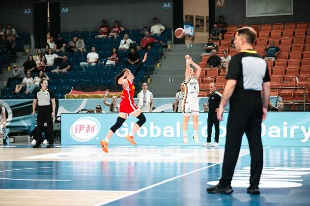 RECORD DATE NOT STATED Linda Thimm ( 5; Deutschland) springt zum Wurfversuch, während eine Spielerin von Espana den Block versucht. Der Ball ist bereits in der Luft, ein Schiedsrichter beobachtet die Szene aus nächster Nähe. Linda Thimm ( 5; Deutschland) beim Wurf gegen Espana *** Linda Thimm (No. 5) of Germany jumps to take a shot while a player from Spain attempts to block it. The ball is already in the air, and a referee is watching the play up close. Linda Thimm (No. 5) of Germany takes a shot against Spain. Copyright: xJoelxKruehlerx