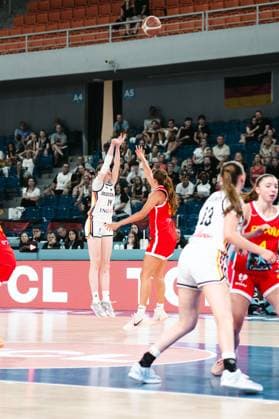 RECORD DATE NOT STATED Frederike Askamp ( 14; Deutschland) springt zum Wurf und lässt den Ball in die Luft steigen, während eine Spielerin von Espana die Arme hochreißt. Im Hintergrund verfolgen zahlreiche Zuschauer in der Starez Arena Vodova in Brno das Spiel. Frederike Askamp ( 14; Deutschland) beim Sprungwurf gegen Espana *** Frederike Askamp, No. 14, of Germany jumps for a shot and sends the ball soaring into the air, while a player from Spain throws her arms up. In the background, numerous spectators at the Starez Arena Vodova in Brno watch Frederike Askamp, No. 14, of Germany take a jump shot against Spain. Copyright: xJoelxKruehlerx