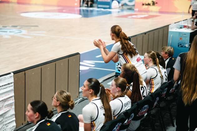 RECORD DATE NOT STATED Mehrere Spielerinnen des Deutschland verfolgen das Spielgeschehen von der Bank aus, eine Spielerin steht applaudierend mit dem Rücken zur Kamera. Im Hintergrund ist das Parkett der Starez Arena Vodova in Brno zu sehen. Deutschland – Spielerinnen an der Seitenlinie verfolgen das Spiel *** Several members of the German team are watching the game from the bench; one player is standing with her back to the camera, applauding. In the background, you can see the court at the Starez Arena Vodova in Brno. Germany – Players on the sidelines are watching the game Copyright: xJoelxKruehlerx