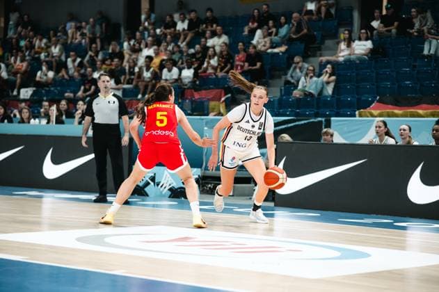 RECORD DATE NOT STATED Mia Wiegand ( 13; Deutschland) treibt den Ball in der Dribbling-Situation gegen Isabel Hernandez ( 5; Espana) voran. Im Hintergrund verfolgen zahlreiche Zuschauer das Spiel in der Starez Arena Vodova in Brno. Mia Wiegand ( 13; Deutschland) im Dribbling gegen Isabel Hernandez ( 5; Espana) *** Mia Wiegand (13, Germany) drives the ball forward while dribbling against Isabel Hernandez (5, Spain). In the background, numerous spectators watch the game at the Starez Arena Vodova in Brno. Mia Wiegand (13, Germany) dribbles against Isabel Hernandez (5, Spain). Copyright: xJoelxKruehlerx
