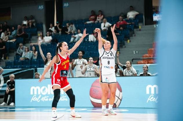 RECORD DATE NOT STATED Darina Zraychenko ( 8; Deutschland) führt einen Freiwurf aus, während eine Spielerin von Espana ( 3) die Abprallposition einnimmt. Im Hintergrund verfolgen Teamkolleginnen beider Mannschaften die Szene von der Bank. Darina Zraychenko ( 8; Deutschland) beim Freiwurf gegen Espana *** Darina Zraychenko 8 of Germany takes a free throw while a player from Espana 3 positions herself for the rebound. In the background, teammates from both teams watch the action from the bench. Darina Zraychenko 8 of Germany taking a free throw against Espana Copyright: xJoelxKruehlerx