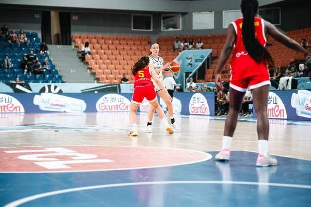 RECORD DATE NOT STATED Mia Wiegand ( 13; Deutschland) behauptet den Ball gegen Isabel Hernandez ( 5; Espana) in der Starez Arena Vodova in Brno. Eine weitere Spielerin Spaniens steht im Vordergrund und beobachtet die Szene. Mia Wiegand ( 13; Deutschland) im Zweikampf gegen Isabel Hernandez ( 5; Espana) *** Mia Wiegand (13, Germany) holds onto the ball against Isabel Hernandez (5, Spain) at the Starez Arena Vodova in Brno. Another Spanish player stands in the foreground, watching the action. Mia Wiegand (13, Germany) battles for the ball against Isabel Hernandez (5, Spain). Copyright: xJoelxKruehlerx