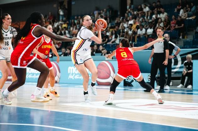 RECORD DATE NOT STATED Eine Spielerin von Deutschland kämpft mit dem Ball in der Korblegerzone gegen die Abwehr von Espana, darunter Ona Balleste ( 8; Espana). Die Partie findet in der Starez Arena Vodova in Brno vor gut besetzten Rängen statt. Ona Balleste ( 8; Espana) und Deutschland im Zweikampf um den Ball *** A German player battles for the ball in the layup zone against Spain s defense, including Ona Balleste 8 (Spain). The game is taking place at the Starez Arena Vodova in Brno in front of a well-attended crowd. Ona Balleste 8 (Spain) and a German player are battling for the ball. Copyright: xJoelxKruehlerx