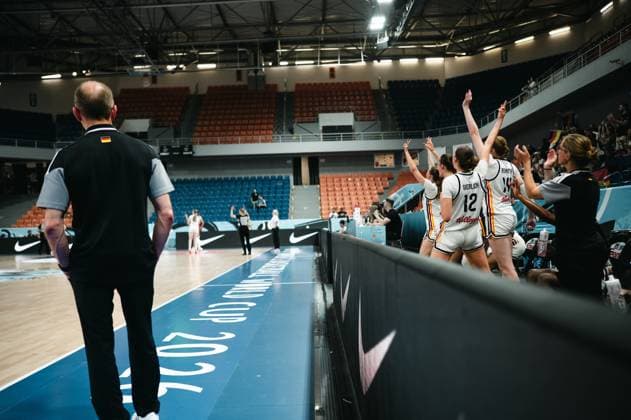 RECORD DATE NOT STATED An der Seitenlinie der Starez Arena in Brno reißen Lara Gierlich ( 12; Deutschland) und Frederike Askamp ( 14; Deutschland) jubelnd die Arme hoch, während der Trainer mit dem Rücken zur Kamera das Spielgeschehen auf dem Parkett verfolgt. Lara Gierlich ( 12; Deutschland) jubelt mit Team an der Seitenlinie *** On the sidelines of the Starez Arena in Brno, Lara Gierlich (No. 12, Germany) and Frederike Askamp (No. 14, Germany) raise their arms in celebration, while the coach, with his back to the camera, watches the action on the court. Lara Gierlich (No. 12, Germany) celebrates with her team on the sidelines. Copyright: xJoelxKruehlerx