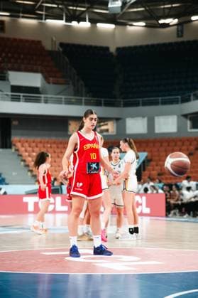 RECORD DATE NOT STATED Sarai Teijeira ( 10; Espana) steht konzentriert auf dem Spielfeld der Starez Arena Vodova in Brno, im Hintergrund sind Spielerinnen beider Teams zu sehen. Der Ball ist rechts im Bild sichtbar. Sarai Teijeira ( 10; Espana) im Spielgeschehen in Brno *** Sarai Teijeira (No. 10, Spain) stands focused on the field at the Starez Arena Vodova in Brno; players from both teams can be seen in the background. The ball is visible on the right side of the picture. Sarai Teijeira (No. 10, Spain) in action in Brno Copyright: xJoelxKruehlerx