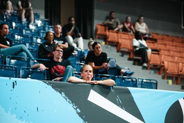 RECORD DATE NOT STATED Eine Zuschauerin lehnt sich über die Bandenwerbung und streckt die Zunge heraus, während weitere Besucher auf den blauen und orangefarbenen Tribünenreihen der Starez Arena Vodova in Brno sitzen. Die Atmosphäre wirkt locker und entspannt. Ausgelassene Stimmung bei Zuschauern in der Starez Arena Brno *** A spectator leans over the advertising boards and sticks out her tongue, while other visitors sit in the blue and orange rows of the stands at Starez Arena Vodova in Brno. The atmosphere is laid-back and relaxed. A lively mood among spectators at Starez Arena Brno Copyright: xJoelxKruehlerx