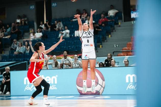 RECORD DATE NOT STATED Darina Zraychenko ( 8; Deutschland) springt zum Wurf und lässt den Ball los, während eine Spielerin von Espana den Abwehrversuch unternimmt. Die Szene findet in der Starez Arena Vodova in Brno statt. Darina Zraychenko ( 8; Deutschland) beim Sprungwurf gegen Espana *** Darina Zraychenko (No. 8), Germany, jumps for a shot and releases the ball while a player from Spain attempts to block it. The scene takes place at the Starez Arena Vodova in Brno. Darina Zraychenko (No. 8), Germany, takes a jump shot against Spain. Copyright: xJoelxKruehlerx