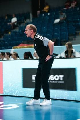 RECORD DATE NOT STATED Ein Trainer des deutschen Teams steht auf dem Spielfeld der Starez Arena in Brno und gibt mit geöffnetem Mund Anweisungen. Er trägt einen schwarzen Adidas-Trainingsanzug mit dem deutschen Bundesadler-Logo. Trainer von Deutschland coacht lautstark von der Seitenlinie *** A coach for the German team is standing on the field at Starez Arena in Brno, shouting instructions with his mouth open. He is wearing a black Adidas tracksuit with the German national eagle logo. The German coach is coaching loudly from the sideline. Copyright: xJoelxKruehlerx