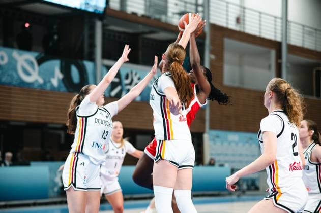 RECORD DATE NOT STATED Mia Wiegand ( 13; Deutschland) versucht gemeinsam mit einer Mitspielerin den Wurf einer Spielerin von Espana zu blocken, während der Ball in der Luft ist. Die Szene zeigt einen intensiven Zweikampf unter dem Korb in der Starez Arena in Brno. Mia Wiegand ( 13; Deutschland) im Zweikampf gegen Espana *** Mia Wiegand (13), of Germany, teams up with a teammate to block a shot by a player from Spain while the ball is in the air. The scene shows an intense battle under the basket at Starez Arena in Brno. Mia Wiegand (13), of Germany, battles against Spain. Copyright: xJoelxKruehlerx