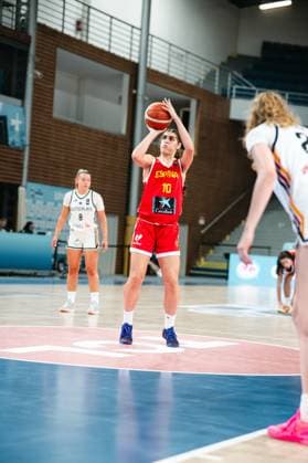 RECORD DATE NOT STATED Sarai Teijeira ( 10; Espana) führt einen Freiwurf aus und hält den Basketball konzentriert über dem Kopf. Im Hintergrund steht Darina Zraychenko ( 8; Deutschland) an der Freiwurflinie. Sarai Teijeira ( 10; Espana) beim Freiwurf gegen Deutschland *** Sarai Teijeira, No. 10 from Spain, takes a free throw, holding the basketball above her head with intense concentration. In the background, Darina Zraychenko, No. 8 from Germany, stands at the free-throw line. Sarai Teijeira, No. 10 from Spain, takes a free throw against Germany. Copyright: xJoelxKruehlerx