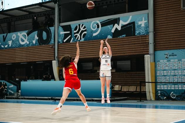RECORD DATE NOT STATED Leni Schramm-Bunni ( 10; Deutschland) springt zum Wurf und lässt den Ball los, während Carla Cherry ( 6; Espana) die Hand zum Block hebt. Der Ball ist bereits in der Luft über dem Spielfeld der Starez Arena Vodova in Brno. Leni Schramm-Bunni ( 10; Deutschland) beim Sprungwurf gegen Carla Cherry ( 6; Espana) *** Leni Schramm Bunni 10 of Germany jumps to shoot and releases the ball, while Carla Cherry 6 of Spain raises her hand to block. The ball is already in the air above the court at Starez Arena Vodova in Brno. Leni Schramm Bunni 10 of Germany takes a jump shot against Carla Cherry 6 of Spain. Copyright: xJoelxKruehlerx