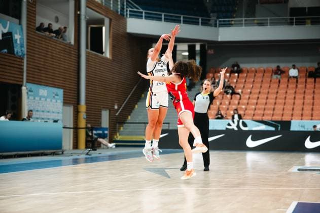 RECORD DATE NOT STATED Eine Spielerin des Deutschland-Teams springt zum Wurf und wird von einer Spielerin Espanas geblockt. Im Hintergrund beobachtet eine Schiedsrichterin die Szene in der Starez Arena Vodova in Brno. Deutschland-Spielerin beim Sprungwurf gegen Espana in Brno *** A player on the German team jumps to shoot and is blocked by a player from Spain. In the background, a referee watches the play at the Starez Arena Vodova in Brno. A German player attempts a jump shot against Spain in Brno. Copyright: xJoelxKruehlerx