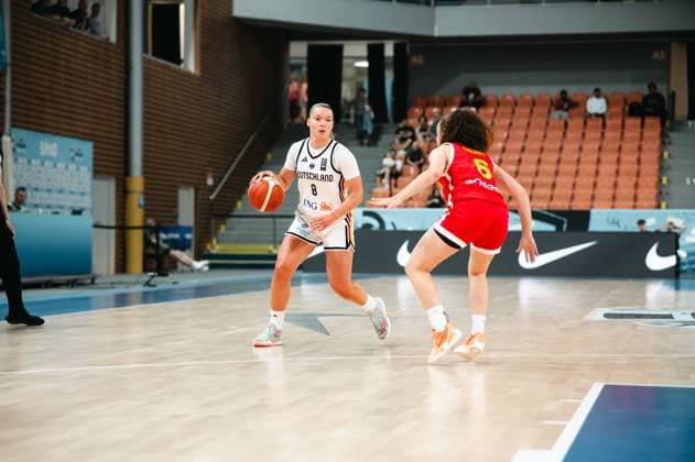 RECORD DATE NOT STATED Darina Zraychenko ( 8; Deutschland) sucht mit dem Ball in den Händen den Weg am Defensivblock von Carla Cherry ( 6; Espana) vorbei. Die Szene findet in der Starez Arena Vodova in Brno statt. Darina Zraychenko ( 8; Deutschland) im Eins-gegen-eins gegen Carla Cherry ( 6; Espana) *** Darina Zraychenko (8), Germany, with the ball in her hands, looks for a way past Carla Cherry (6), Spain’s defensive block. The scene takes place at Starez Arena Vodova in Brno. Darina Zraychenko (8), Germany, in a one-on-one situation against Carla Cherry (6), Spain. Copyright: xJoelxKruehlerx