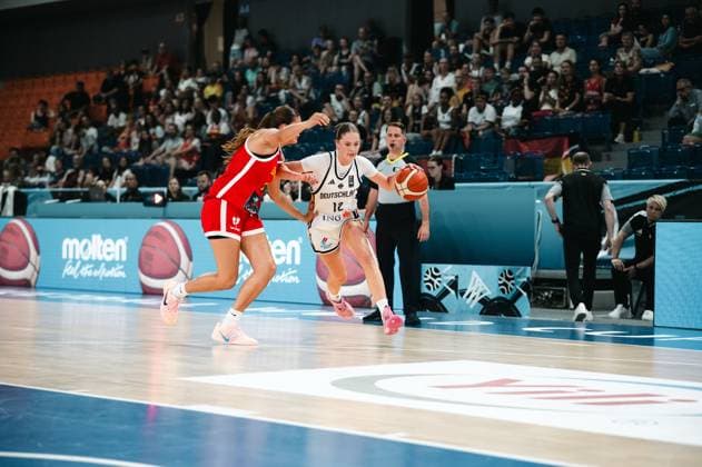 RECORD DATE NOT STATED Lara Gierlich ( 12; Deutschland) treibt den Ball am Korb entlang und zieht an einer Gegenspielerin von Espana vorbei. Im Hintergrund beobachtet ein Schiedsrichter die Szene, die Tribünen der Starez Arena Vodova in Brno sind gut gefüllt. Lara Gierlich ( 12; Deutschland) im Dribbling gegen Espana *** Lara Gierlich 12 of Germany dribbles the ball along the basket and passes an opponent from Spain. In the background, a referee watches the play; the stands at Starez Arena Vodova in Brno are well-filled. Lara Gierlich 12 of Germany dribbles against Spain. Copyright: xJoelxKruehlerx