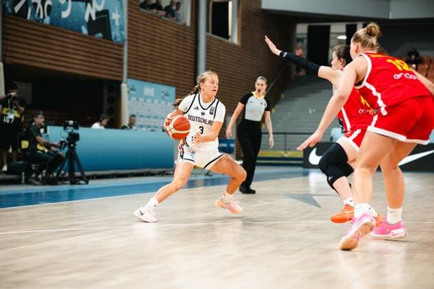 RECORD DATE NOT STATED Leonie Pfanzelt ( 3; Deutschland) treibt den Ball in Richtung des spanischen Blocks und sucht den Weg zum Korb. Eine Spielerin von Espana ( 19) stellt sich mit erhobener Hand in den Weg, während eine Schiedsrichterin die Szene beobachtet. Leonie Pfanzelt ( 3; Deutschland) im Angriffsdribbling gegen Espana *** Leonie Pfanzelt 3 (Germany) drives the ball toward the Spanish defense and looks for a way to the basket. A player from Espana 19 stands in her way with her hand raised, while a referee watches the play. Leonie Pfanzelt 3 (Germany) dribbles on the offensive end against Espana Copyright: xJoelxKruehlerx