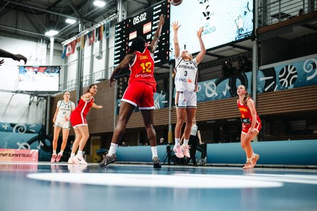 RECORD DATE NOT STATED Leonie Pfanzelt ( 3; Deutschland) zieht zum Sprungwurf hoch, während Trinity Ezeanatogu ( 12; Espana) den Abschluss zu blocken versucht. Paula Valenzuela ( 4; Espana) und weitere Spielerinnen beider Teams beobachten die Szene in der Starez Arena Vodova in Brno. Leonie Pfanzelt ( 3; Deutschland) beim Sprungwurf gegen Trinity Ezeanatogu ( 12; Espana) *** Leonie Pfanzelt 3 (Germany) rises for a jump shot, while Trinity Ezeanatogu 12 (Spain) tries to block the shot. Paula Valenzuela 4 (Spain) and other players from both teams watch the action at the Starez Arena Vodova in Brno. Leonie Pfanzelt 3 (Germany) attempts a jump shot against Trinity Ezeanatogu 12 (Spain). Copyright: xJoelxKruehlerx