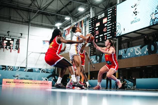 RECORD DATE NOT STATED Moescha Feunou Bakam ( 6; Deutschland) dringt mit dem Ball in die Zone ein und wird von Trinity Ezeanatogu ( 12; Espana) und Paula Valenzuela ( 4; Espana) gestellt. Die Szene findet in der Starez Arena Vodova in Brno beim FIBA U17, U 17 Women s Basketball World Cup statt. Moescha Feunou Bakam ( 6; Deutschland) kämpft sich durch Spaniens Abwehr *** Moescha Feunou Bakam 6 (Germany) drives into the zone with the ball and is guarded by Trinity Ezeanatogu 12 (Spain) and Paula Valenzuela 4 (Spain). The scene takes place at the Starez Arena Vodova in Brno during the FIBA U17 Women’s Basketball World Cup. Moescha Feunou BakNo. 6 Germany fights its way through Spain’s defense Copyright: xJoelxKruehlerx