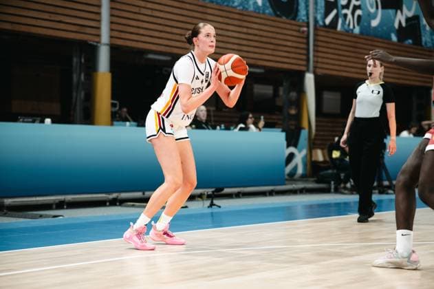 RECORD DATE NOT STATED Eine Spielerin des Deutschland steht in Wurfposition und hält den Basketball beidhändig vor dem Körper. Im Hintergrund ist eine Schiedsrichterin zu sehen, daneben eine Gegenspielerin von Espana. Deutschland – Spielerin bereitet Wurf vor *** A player from Germany is in shooting position, holding the basketball with both hands in front of her body. In the background, a referee can be seen, next to her an opposing player from Spain. Germany – Player preparing to shoot Copyright: xJoelxKruehlerx