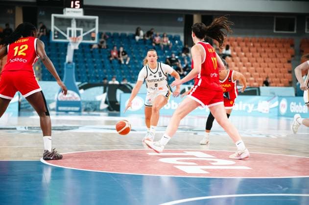 RECORD DATE NOT STATED Darina Zraychenko ( 8; Deutschland) dribbelt im Halbfeld der Starez Arena Vodova in Brno und sucht eine Anspielstation. Trinity Ezeanatogu ( 12; Espana) und Sandra Davila ( 17; Espana) stellen die Verteidigung. Darina Zraychenko ( 8; Deutschland) im Angriff gegen Espana *** Darina Zraychenko (8, Germany) dribbles in the half-court of the Starez Arena Vodova in Brno, looking for a passing option. Trinity Ezeanatogu (12, Spain) and Sandra Davila (17, Spain) defend against Darina Zraychenko (8, Germany) on offense against Spain. Copyright: xJoelxKruehlerx