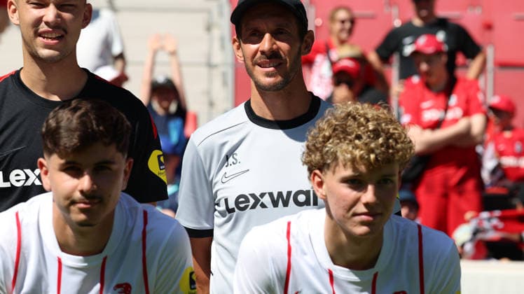 12.07.2026, xrekx, Fussball 1.Bundesliga, SC Freiburg - Trainingsauftakt Saison 2026 27 v.l. Julian Schuster, Trainer (SC Freiburg) (DFL DFB REGULATIONS PROHIBIT ANY USE OF PHOTOGRAPHS as IMAGE SEQUENCES and or QUASI-VIDEO) Freiburg *** July 12, 2026, xrekx, Soccer, Bundesliga 1, SC Freiburg Start of Training for the 2026–27 Season, from left: Julian Schuster, SC Freiburg Coach. DFL and DFB regulations prohibit any use of photographs as image sequences and or quasi-video. Freiburg