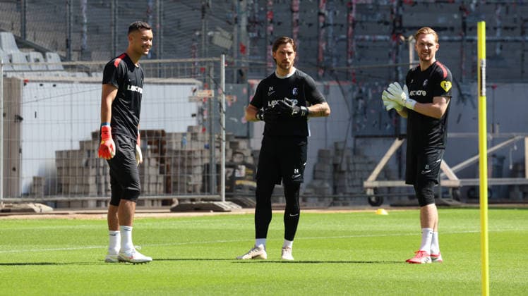 12.07.2026, xrekx, Fussball 1.Bundesliga, SC Freiburg - Trainingsauftakt Saison 2026 27 v.l. Mio Backhaus (SC Freiburg) Jannik Huth (SC Freiburg) Florian Mueller (SC Freiburg) (DFL DFB REGULATIONS PROHIBIT ANY USE OF PHOTOGRAPHS as IMAGE SEQUENCES and or QUASI-VIDEO) Freiburg *** July 12, 2026, xrekx, Soccer, Bundesliga 1, SC Freiburg Starts Training for the 2026–27 Season; from left: Mio Backhaus, SC Freiburg; Jannik Huth, SC Freiburg; Florian Mueller, SC Freiburg; DFL; DFB. REGULATIONS PROHIBIT ANY USE OF PHOTOGRAPHS AS IMAGE SEQUENCES AND OR QUASI-VIDEO. Freiburg