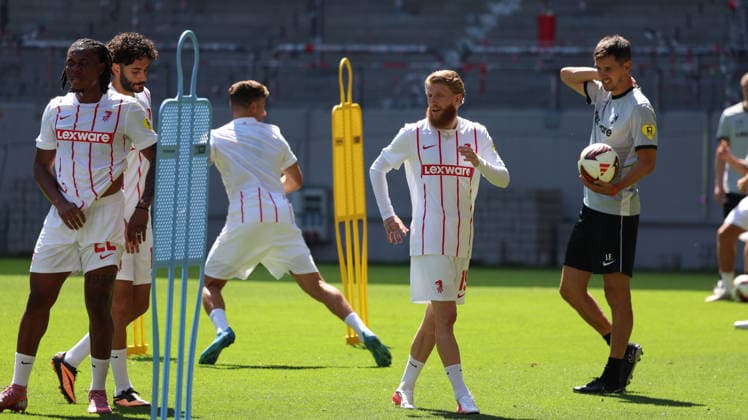 12.07.2026, xrekx, Fussball 1.Bundesliga, SC Freiburg - Trainingsauftakt Saison 2026 27 v.l. Niklas Beste (SC Freiburg) (DFL DFB REGULATIONS PROHIBIT ANY USE OF PHOTOGRAPHS as IMAGE SEQUENCES and or QUASI-VIDEO) Freiburg *** July 12, 2026, xrekx, Soccer, Bundesliga 1, SC Freiburg Start of Training for the 2026–27 Season, from left: Niklas Beste, SC Freiburg. DFL and DFB regulations prohibit any use of photographs as image sequences and or quasi-video. Freiburg