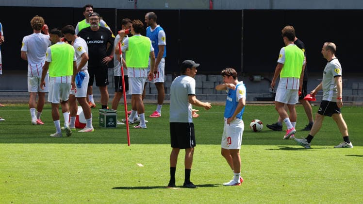 12.07.2026, xrekx, Fussball 1.Bundesliga, SC Freiburg - Trainingsauftakt Saison 2026 27 v.l. Julian Schuster, Trainer (SC Freiburg) gibt Anweisungen, gestikuliert, mit den Armen gestikulieren gives instructions, gesticulate Rihito Yamamoto (SC Freiburg) (DFL DFB REGULATIONS PROHIBIT ANY USE OF PHOTOGRAPHS as IMAGE SEQUENCES and or QUASI-VIDEO) Freiburg *** July 12, 2026, xrekx, Soccer, Bundesliga 1, SC Freiburg Starts Training for the 2026–27 Season, from left: Julian Schuster, SC Freiburg coach gives instructions, gesticulates, gesticulates with his arms Rihito Yamamoto SC Freiburg DFL DFB REGULATIONS PROHIBIT ANY USE OF PHOTOGRAPHS as IMAGE SEQUENCES and or QUASI-VIDEO Freiburg
