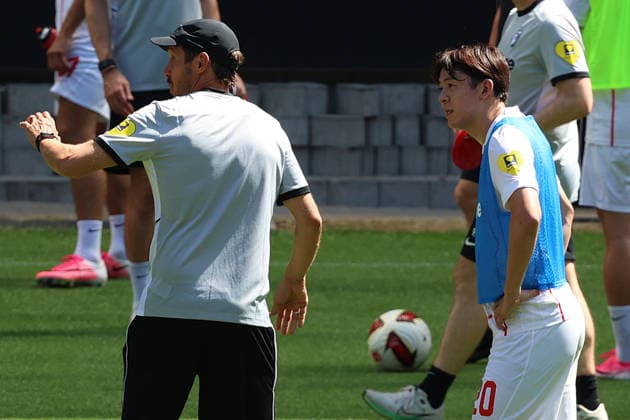 12.07.2026, xrekx, Fussball 1.Bundesliga, SC Freiburg - Trainingsauftakt Saison 2026 27 v.l. Julian Schuster, Trainer (SC Freiburg) gibt Anweisungen, gestikuliert, mit den Armen gestikulieren gives instructions, gesticulate Rihito Yamamoto (SC Freiburg) (DFL DFB REGULATIONS PROHIBIT ANY USE OF PHOTOGRAPHS as IMAGE SEQUENCES and or QUASI-VIDEO) Freiburg *** July 12, 2026, xrekx, Soccer, Bundesliga 1, SC Freiburg Starts Training for the 2026–27 Season, from left: Julian Schuster, SC Freiburg coach gives instructions, gesticulates, gesticulates with his arms Rihito Yamamoto SC Freiburg DFL DFB REGULATIONS PROHIBIT ANY USE OF PHOTOGRAPHS as IMAGE SEQUENCES and or QUASI-VIDEO Freiburg