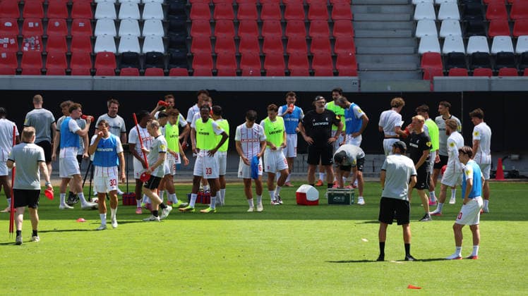 12.07.2026, xrekx, Fussball 1.Bundesliga, SC Freiburg - Trainingsauftakt Saison 2026 27 v.l. Julian Schuster, Trainer (SC Freiburg) Rihito Yamamoto (SC Freiburg) (DFL DFB REGULATIONS PROHIBIT ANY USE OF PHOTOGRAPHS as IMAGE SEQUENCES and or QUASI-VIDEO) Freiburg *** July 12, 2026, xrekx, Soccer, Bundesliga 1, SC Freiburg Starts Training for the 2026–27 Season; from left: Julian Schuster, SC Freiburg Coach; Rihito Yamamoto, SC Freiburg; DFL; DFB; REGULATIONS PROHIBIT ANY USE OF PHOTOGRAPHS AS IMAGE SEQUENCES AND OR QUASI-VIDEO; Freiburg