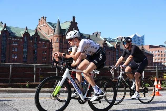 Die Triathleten absolvierten zweimal eine 20 km Radrunde vorbei an den Sehenswürdigkeiten von Hamburg, unter anderem an den Speicherbauten und der Elphi im Hintergrund Triathleten auf der Radstrecke, im Hintergrund. Die Speicherbauten und die Elphi *** The triathletes completed two 20-kilometer bike laps past Hamburg s landmarks, including the Speicherbauten and the Elphi in the background. Triathletes on the bike course, with the Speicherbauten and the Elphi in the background. Copyright: xspeedshotx xSarahxWolfx