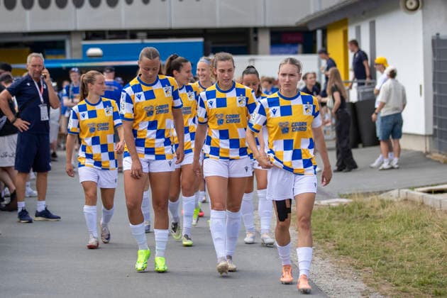 GER, Jena, Fussball, Frauenfussball, Testspiel, FC Carl-Zeiss Jena vs. Viktoria Berlin im Bild v.l.: Jenaer Spielerinnen auf dem Weg zum Einlaufen, tragen neues Heimtrikot 12.07.2026, Ernst-Abbe Sportfeld Jena DFB REGULATIONS PROHIBIT ANY USE OF PHOTOGRAPHS AS IMAGE SEQUENCES AND OR QUASI-VIDEO, *** GER, Jena, Soccer, Women s Soccer, Friendly Match, FC Carl Zeiss Jena vs. Viktoria Berlin; pictured, from left: Jena players on their way to the field, wearing their new home jerseys, July 12, 2026, Ernst Abbe Sportfeld, Jena. DFB regulations prohibit any use of photographs as image sequences and or quasi-video, Copyright: HMBxMedia PaulxFritz
