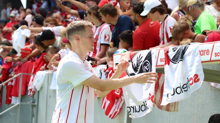 12.07.2026, xrekx, Fussball 1.Bundesliga, SC Freiburg - Trainingsauftakt Saison 2026 27 v.l. Autograme Fans ,Stimmung, Schals, Ultras, Zuschauer, Besucher, Choreo, Choreografie, atmosphere, scarves, spectators, visitors Matthias Ginter (SC Freiburg) (DFL DFB REGULATIONS PROHIBIT ANY USE OF PHOTOGRAPHS as IMAGE SEQUENCES and or QUASI-VIDEO) Freiburg *** July 12, 2026, xrekx, Soccer, Bundesliga 1, SC Freiburg Start of Training for the 2026–27 Season: Fans Getting Autographs, Atmosphere, Scarves, Ultras, Spectators, Visitors, Choreography, choreography, atmosphere, scarves, spectators, visitors Matthias Ginter SC Freiburg DFL DFB REGULATIONS PROHIBIT ANY USE OF PHOTOGRAPHS as IMAGE SEQUENCES and or QUASI-VIDEO Freiburg