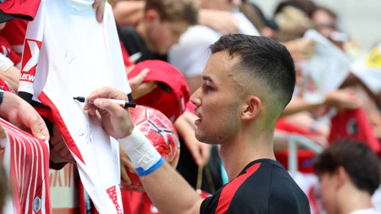 12.07.2026, xrekx, Fussball 1.Bundesliga, SC Freiburg - Trainingsauftakt Saison 2026 27 v.l. Autograme Fans ,Stimmung, Schals, Ultras, Zuschauer, Besucher, Choreo, Choreografie, atmosphere, scarves, spectators, visitors Mio Backhaus (SC Freiburg) (DFL DFB REGULATIONS PROHIBIT ANY USE OF PHOTOGRAPHS as IMAGE SEQUENCES and or QUASI-VIDEO) Freiburg *** July 12, 2026, xrekx, Soccer, Bundesliga 1, SC Freiburg Start of Training for the 2026–27 Season: Fans Getting Autographs, Atmosphere, Scarves, Ultras, Spectators, Visitors, Choreography, choreography, atmosphere, scarves, spectators, visitors Mio Backhaus SC Freiburg DFL DFB REGULATIONS PROHIBIT ANY USE OF PHOTOGRAPHS as IMAGE SEQUENCES and or QUASI-VIDEO Freiburg