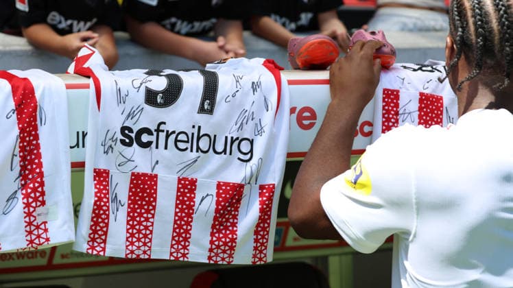 12.07.2026, xrekx, Fussball 1.Bundesliga, SC Freiburg - Trainingsauftakt Saison 2026 27 v.l. Autograme Fans ,Stimmung, Schals, Ultras, Zuschauer, Besucher, Choreo, Choreografie, atmosphere, scarves, spectators, visitors Symbolfoto, Symbolbild, Symbol Stadion, symbolic photo, symbolic image, symbolic stadium (DFL DFB REGULATIONS PROHIBIT ANY USE OF PHOTOGRAPHS as IMAGE SEQUENCES and or QUASI-VIDEO) Freiburg *** July 12, 2026, xrekx, Soccer, Bundesliga 1, SC Freiburg Start of Training for the 2026–27 Season: Fans Getting Autographs, Atmosphere, Scarves, Ultras, Spectators, Visitors, Choreography, choreography, atmosphere, scarves, spectators, visitors; symbolic photo, symbolic image, symbolic stadium DFL DFB REGULATIONS PROHIBIT ANY USE OF PHOTOGRAPHS as IMAGE SEQUENCES and or QUASI-VIDEO Freiburg