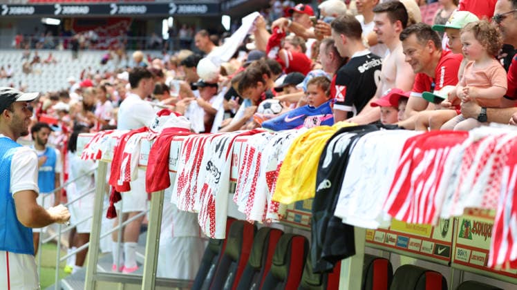 12.07.2026, xrekx, Fussball 1.Bundesliga, SC Freiburg - Trainingsauftakt Saison 2026 27 v.l. Autograme Fans ,Stimmung, Schals, Ultras, Zuschauer, Besucher, Choreo, Choreografie, atmosphere, scarves, spectators, visitors Symbolfoto, Symbolbild, Symbol Stadion, symbolic photo, symbolic image, symbolic stadium (DFL DFB REGULATIONS PROHIBIT ANY USE OF PHOTOGRAPHS as IMAGE SEQUENCES and or QUASI-VIDEO) Freiburg *** July 12, 2026, xrekx, Soccer, Bundesliga 1, SC Freiburg Start of Training for the 2026–27 Season: Fans Getting Autographs, Atmosphere, Scarves, Ultras, Spectators, Visitors, Choreography, choreography, atmosphere, scarves, spectators, visitors; symbolic photo, symbolic image, symbolic stadium DFL DFB REGULATIONS PROHIBIT ANY USE OF PHOTOGRAPHS as IMAGE SEQUENCES and or QUASI-VIDEO Freiburg