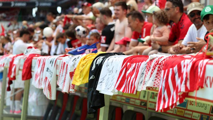 12.07.2026, xrekx, Fussball 1.Bundesliga, SC Freiburg - Trainingsauftakt Saison 2026 27 v.l. Autograme Fans ,Stimmung, Schals, Ultras, Zuschauer, Besucher, Choreo, Choreografie, atmosphere, scarves, spectators, visitors Symbolfoto, Symbolbild, Symbol Stadion, symbolic photo, symbolic image, symbolic stadium (DFL DFB REGULATIONS PROHIBIT ANY USE OF PHOTOGRAPHS as IMAGE SEQUENCES and or QUASI-VIDEO) Freiburg *** July 12, 2026, xrekx, Soccer, Bundesliga 1, SC Freiburg Start of Training for the 2026–27 Season: Fans Getting Autographs, Atmosphere, Scarves, Ultras, Spectators, Visitors, Choreography, choreography, atmosphere, scarves, spectators, visitors; symbolic photo, symbolic image, symbolic stadium DFL DFB REGULATIONS PROHIBIT ANY USE OF PHOTOGRAPHS as IMAGE SEQUENCES and or QUASI-VIDEO Freiburg