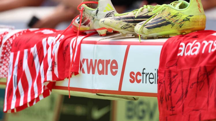 12.07.2026, xrekx, Fussball 1.Bundesliga, SC Freiburg - Trainingsauftakt Saison 2026 27 v.l. Autograme Fans ,Stimmung, Schals, Ultras, Zuschauer, Besucher, Choreo, Choreografie, atmosphere, scarves, spectators, visitors Symbolfoto, Symbolbild, Symbol Stadion, symbolic photo, symbolic image, symbolic stadium (DFL DFB REGULATIONS PROHIBIT ANY USE OF PHOTOGRAPHS as IMAGE SEQUENCES and or QUASI-VIDEO) Freiburg *** July 12, 2026, xrekx, Soccer, Bundesliga 1, SC Freiburg Start of Training for the 2026–27 Season: Fans Getting Autographs, Atmosphere, Scarves, Ultras, Spectators, Visitors, Choreography, choreography, atmosphere, scarves, spectators, visitors; symbolic photo, symbolic image, symbolic stadium DFL DFB REGULATIONS PROHIBIT ANY USE OF PHOTOGRAPHS as IMAGE SEQUENCES and or QUASI-VIDEO Freiburg